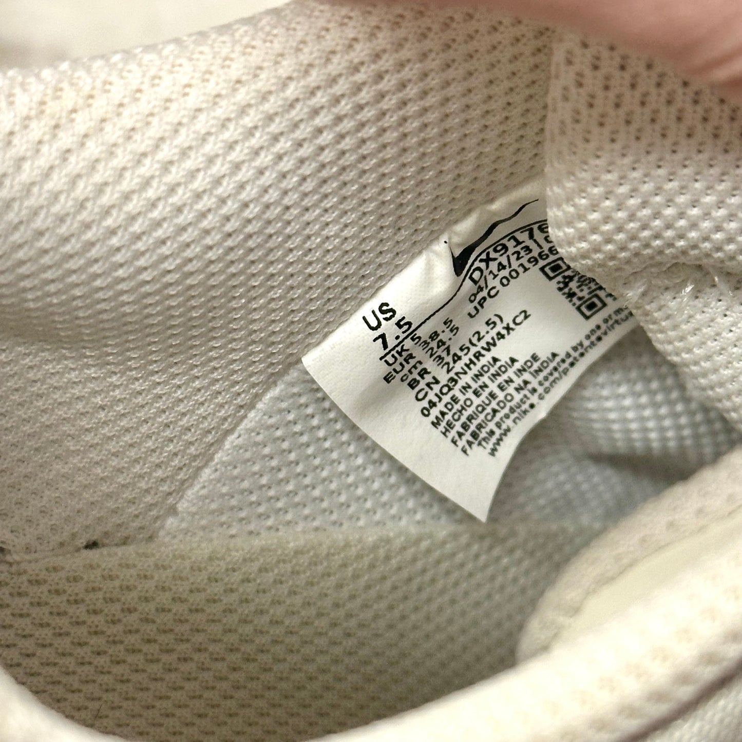 Shoes Sneakers By Nike In Cream & White, Size: 7.5