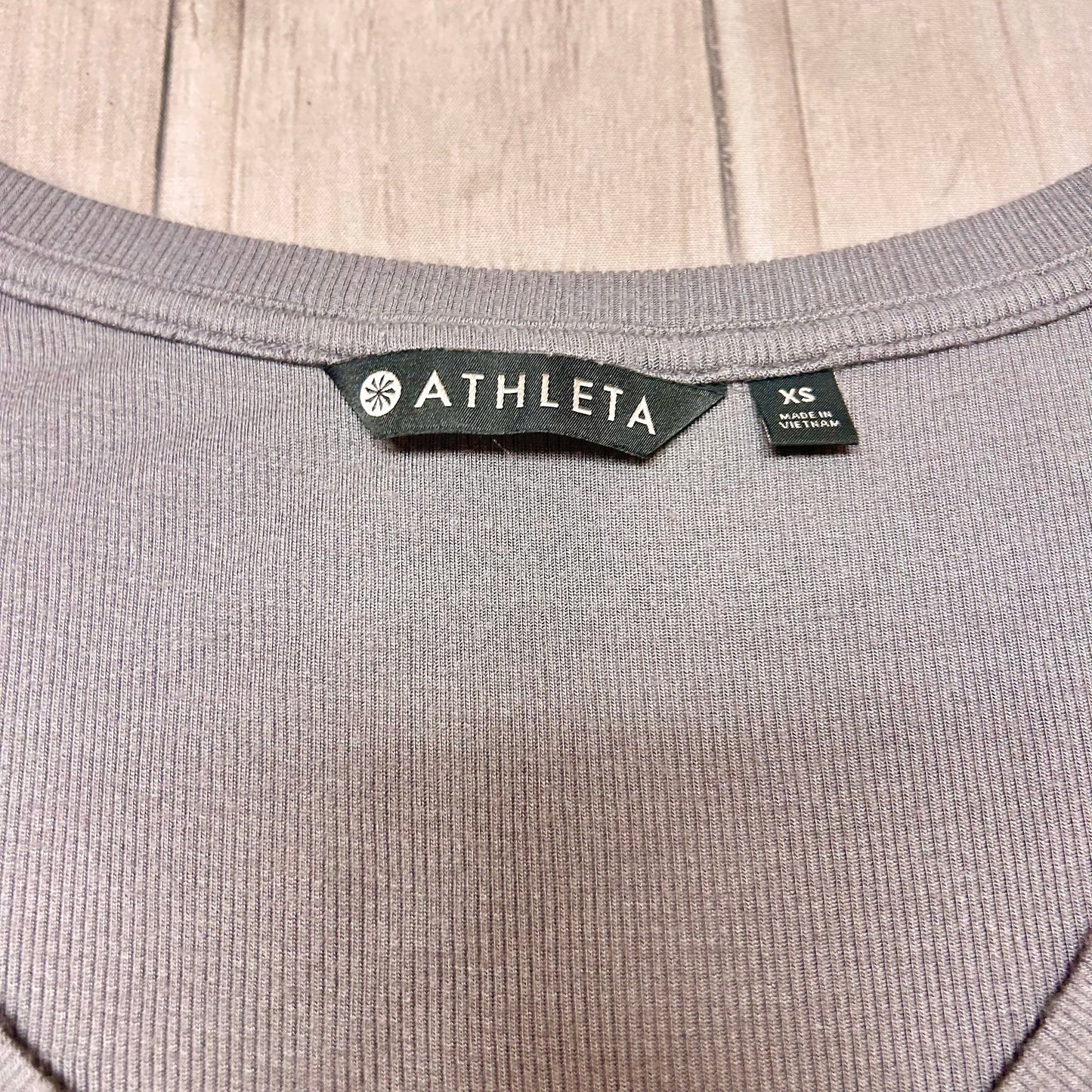 Athletic Top Short Sleeve By Athleta In Grey, Size: Xs