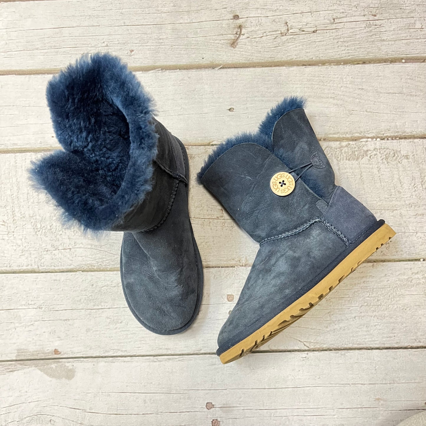 Boots Ankle Flats By Ugg Size: 6