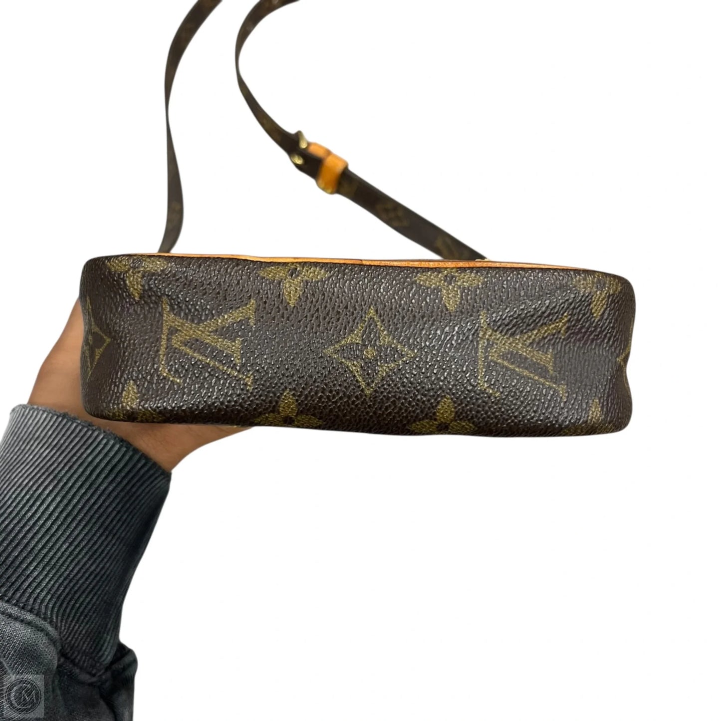 Crossbody Luxury Designer By Louis Vuitton, Size: Medium