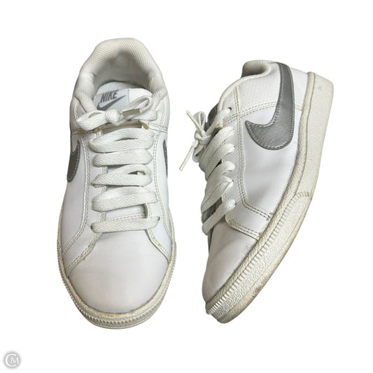 Shoes Sneakers By Nike In Grey & White, Size: 6.5