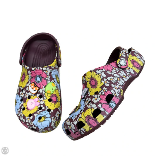 Shoes Flats By Crocs In Multi-colored, Size: 8
