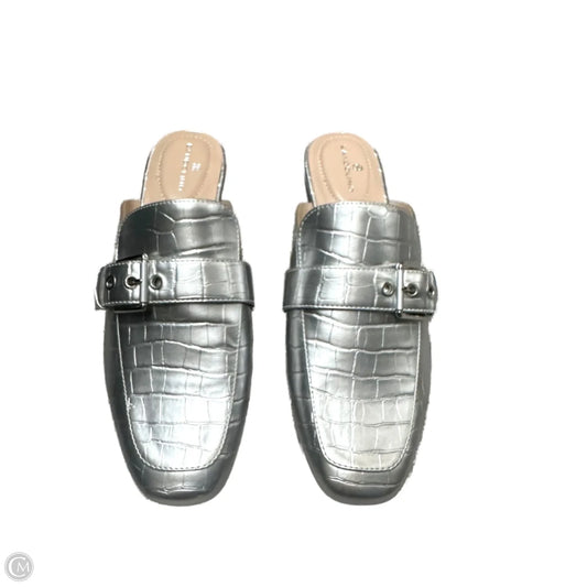 Shoes Flats By Bandolino In Silver, Size: 10