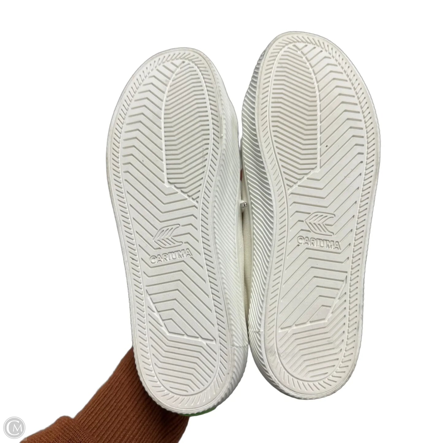 Shoes Sneakers By Cariuma In White, Size: 6.5