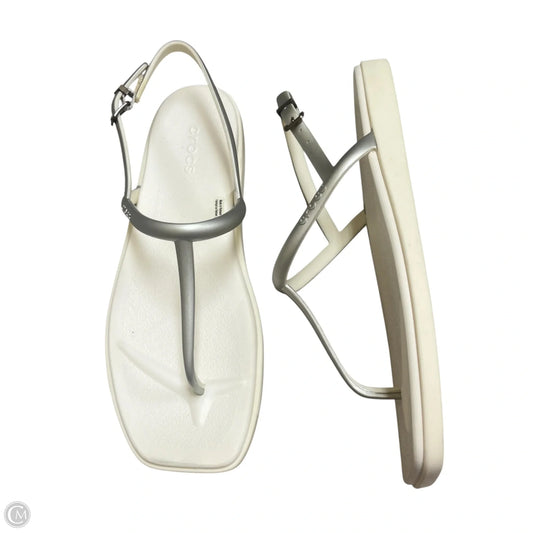 Sandals Flats By Crocs In Grey & White, Size: 8