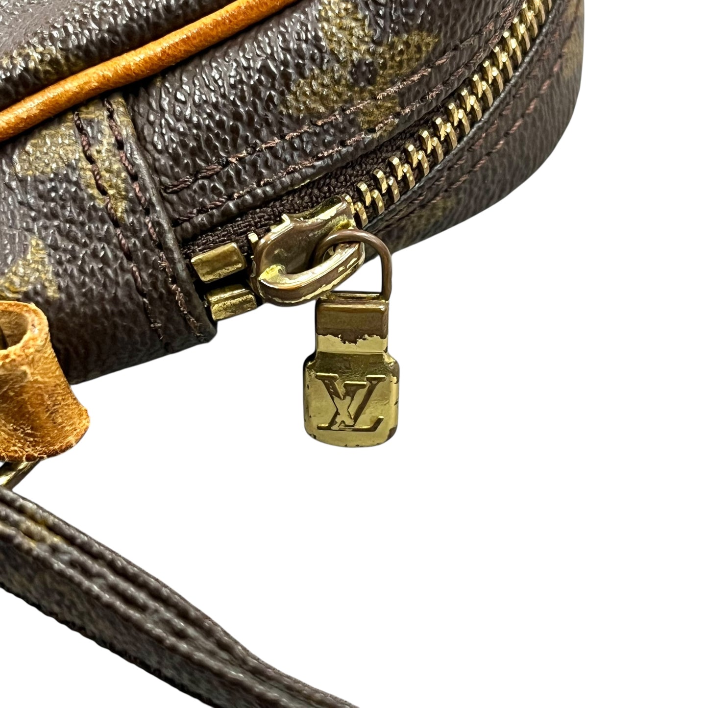Crossbody Luxury Designer By Louis Vuitton, Size: Medium