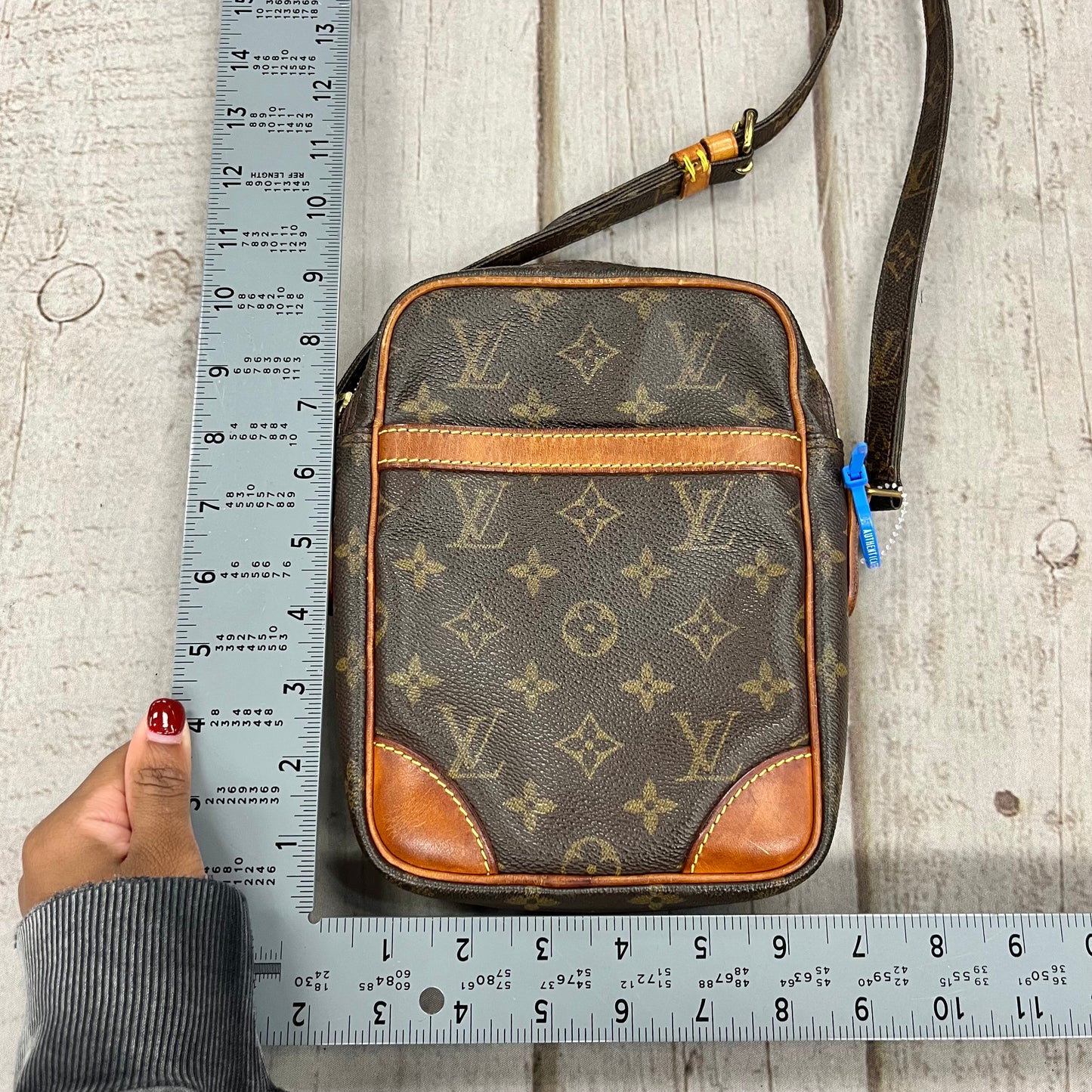 Crossbody Luxury Designer By Louis Vuitton, Size: Medium