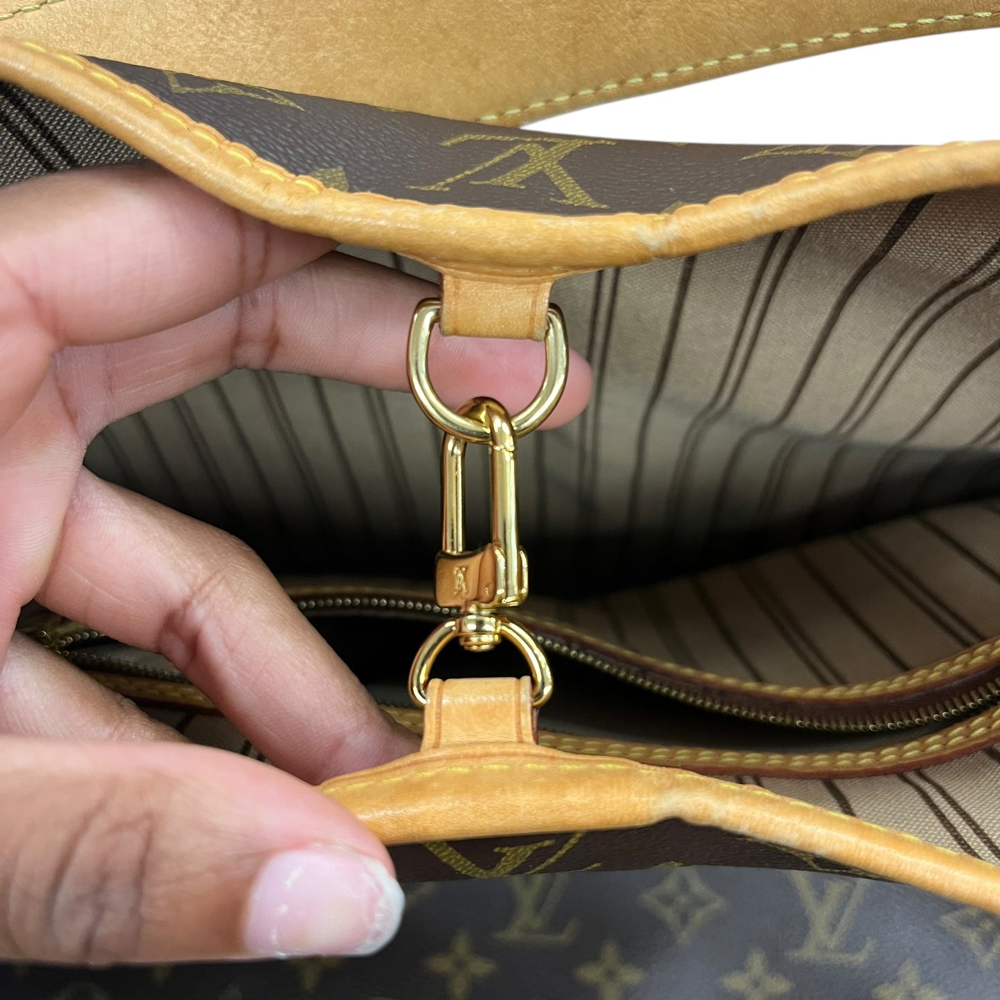 Handbag Luxury Designer By Louis Vuitton, Size: Medium