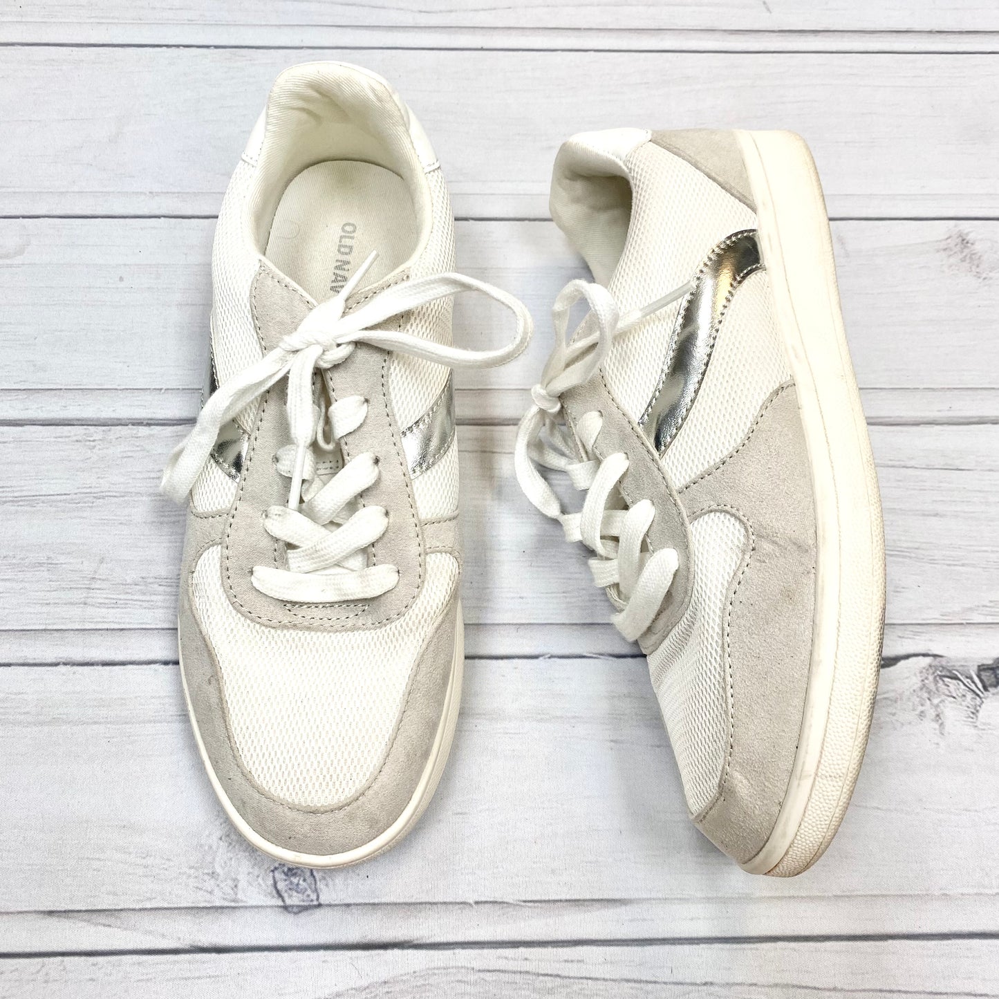 Shoes Sneakers By Old Navy  Size: 9